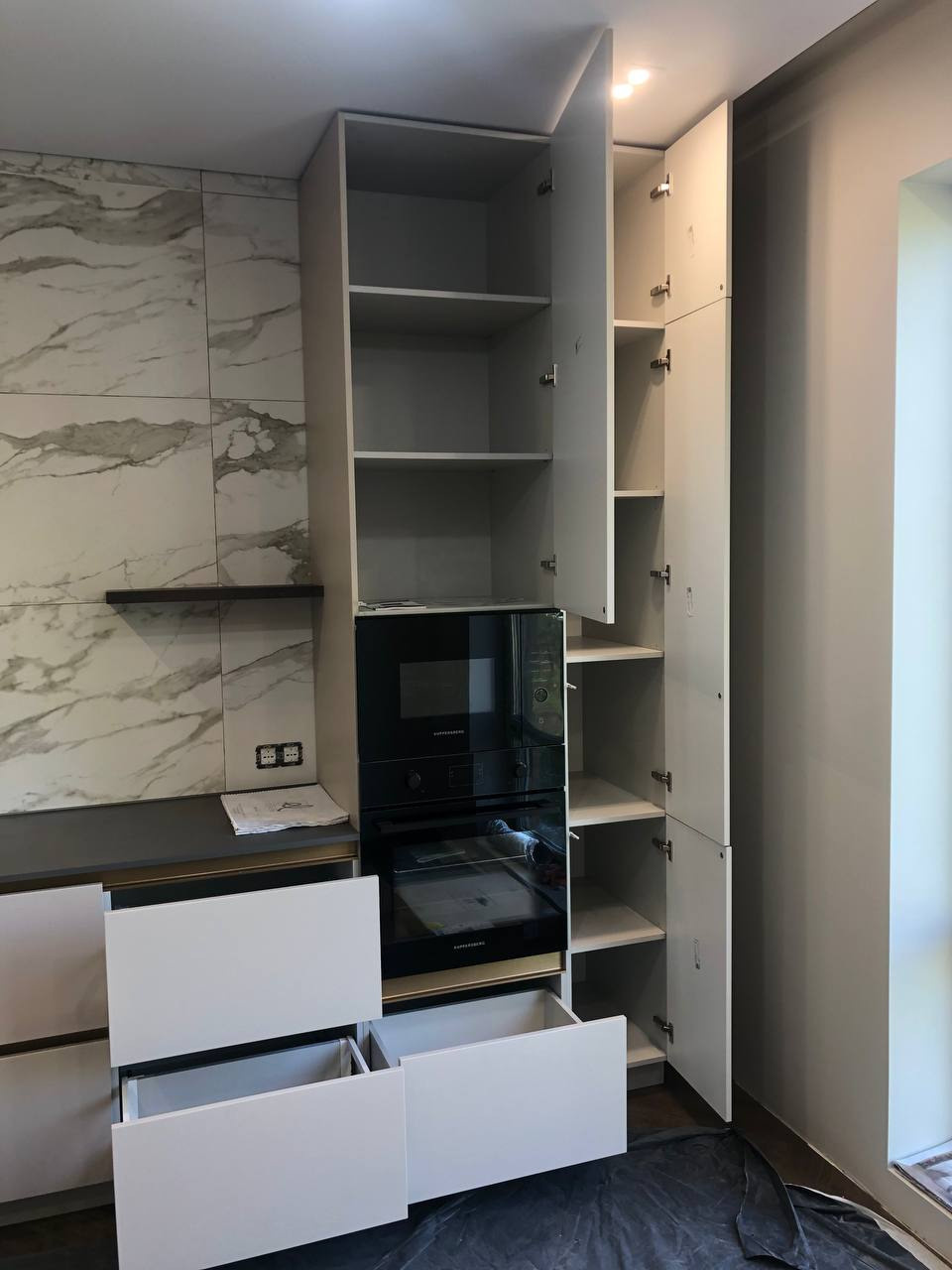 Фото с монтажа |Мебель на заказа: кухни, шкафы и т.д. в Томске. ГУДРУМ — Мебель на заказ в Томске | Кухни | Шкафы | Стулья и Столы