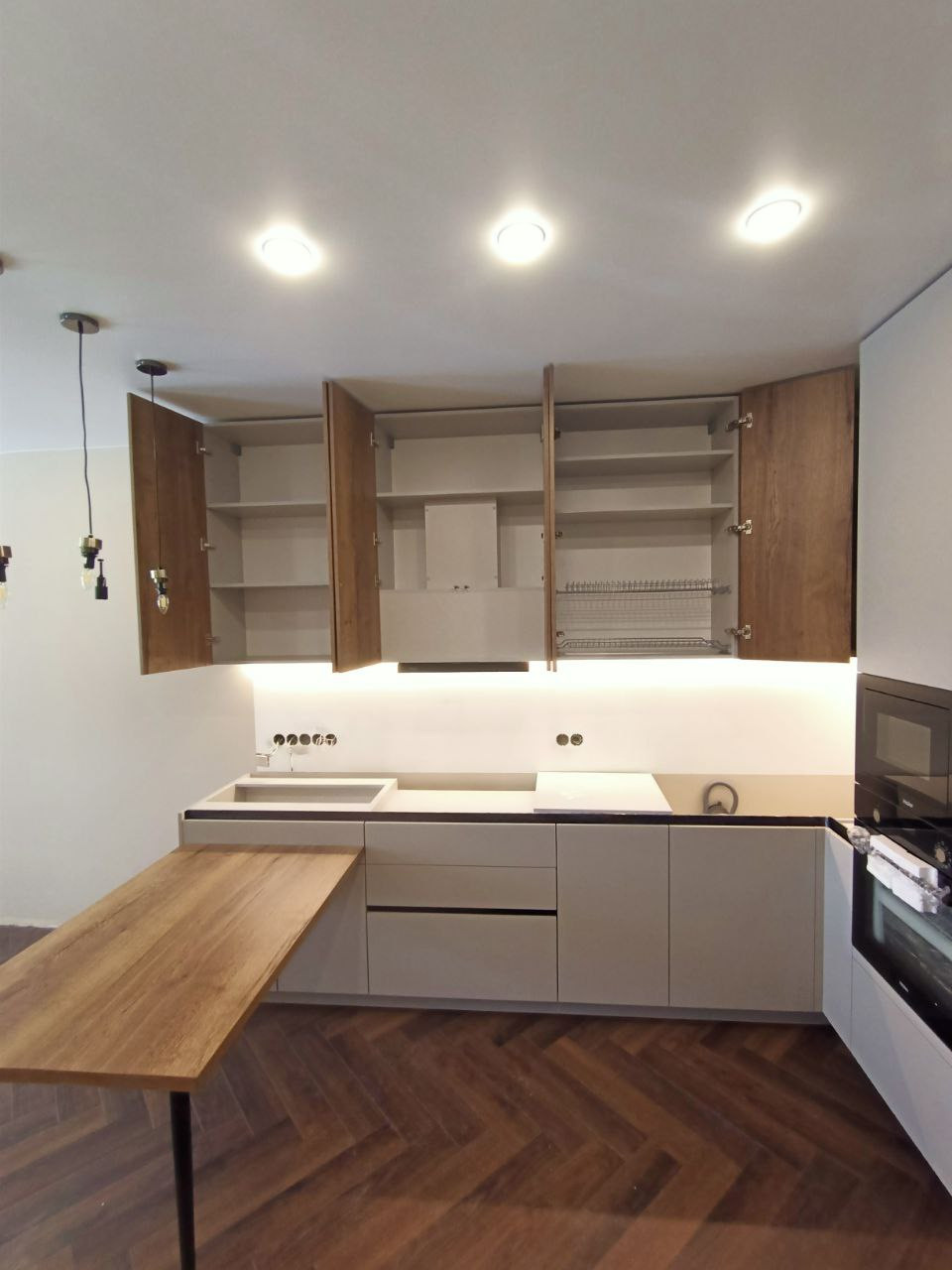 Фото с монтажа |Мебель на заказа: кухни, шкафы и т.д. в Томске. ГУДРУМ — Мебель на заказ в Томске | Кухни | Шкафы | Стулья и Столы