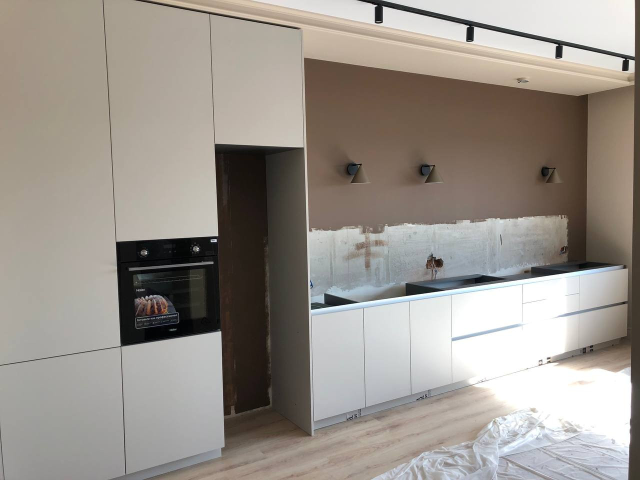 Прямая дизайнерская кухня на заказ в Томске недорого по индивидуальным размерам Корпусная