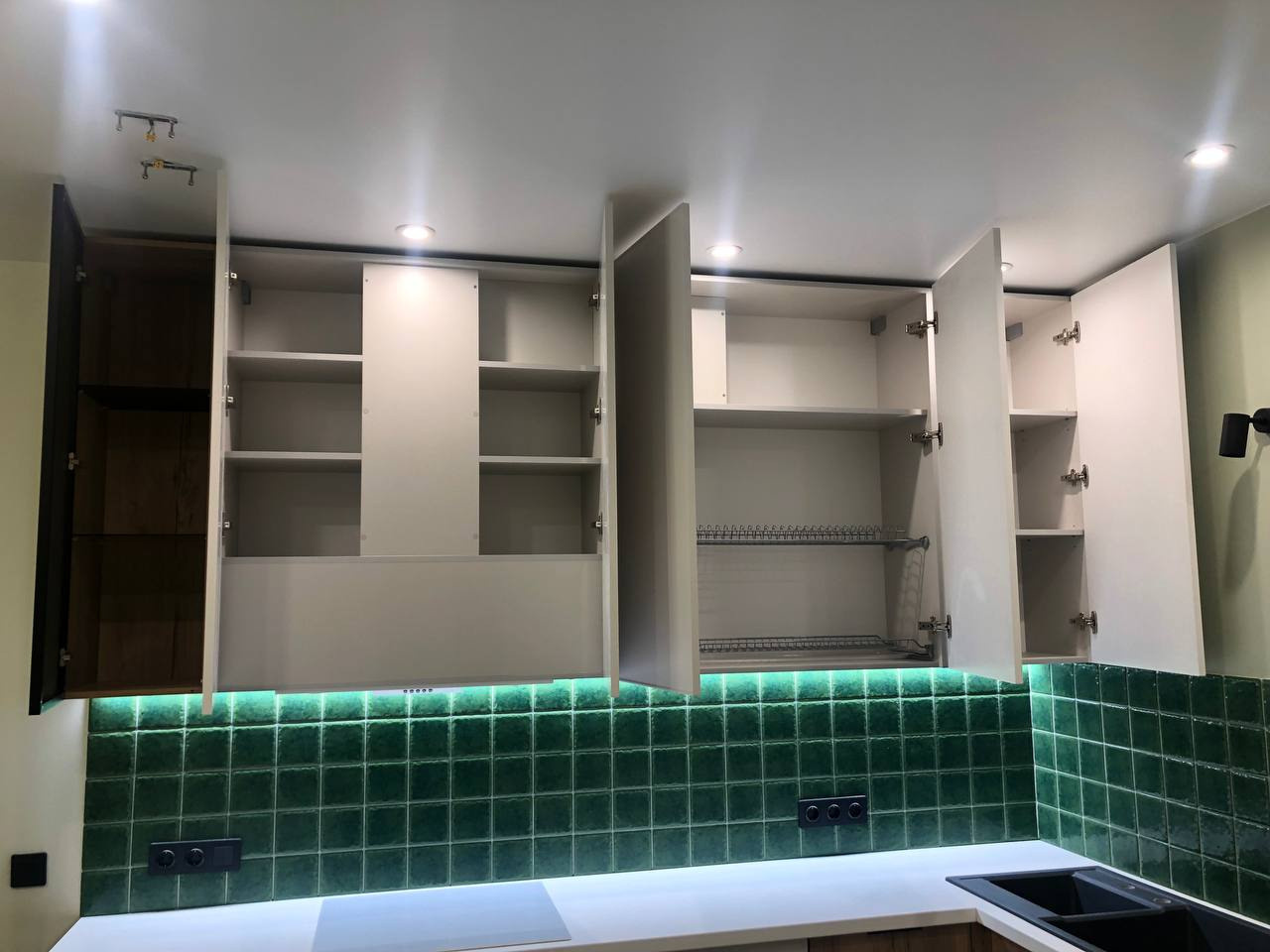 Фото с монтажа |Мебель на заказа: кухни, шкафы и т.д. в Томске. ГУДРУМ — Мебель на заказ в Томске | Кухни | Шкафы | Стулья и Столы