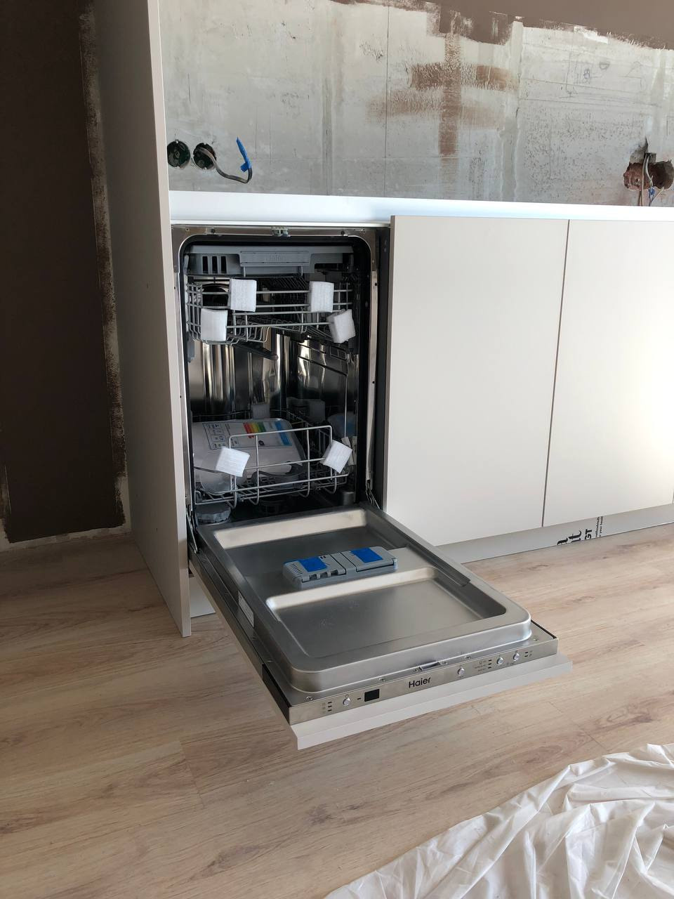 Фото с монтажа |Мебель на заказа: кухни, шкафы и т.д. в Томске. ГУДРУМ — Мебель на заказ в Томске | Кухни | Шкафы | Стулья и Столы