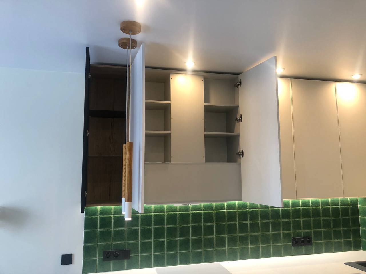 Фото с монтажа |Мебель на заказа: кухни, шкафы и т.д. в Томске. ГУДРУМ — Мебель на заказ в Томске | Кухни | Шкафы | Стулья и Столы