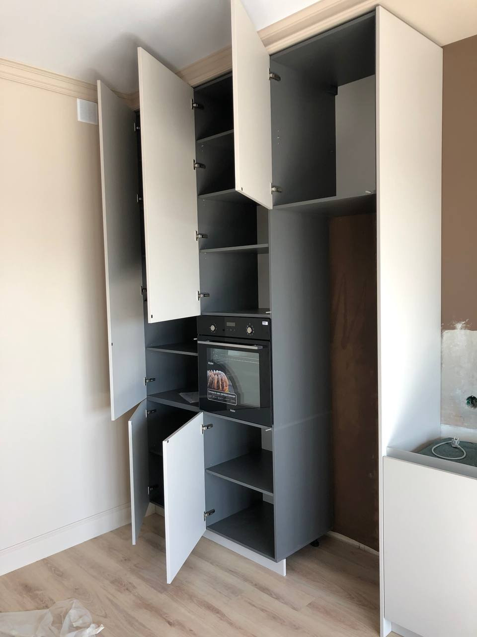 Фото с монтажа |Мебель на заказа: кухни, шкафы и т.д. в Томске. ГУДРУМ — Мебель на заказ в Томске | Кухни | Шкафы | Стулья и Столы