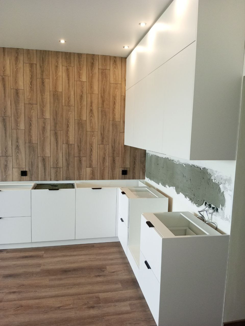 Фото с монтажа |Мебель на заказа: кухни, шкафы и т.д. в Томске. ГУДРУМ — Мебель на заказ в Томске | Кухни | Шкафы | Стулья и Столы