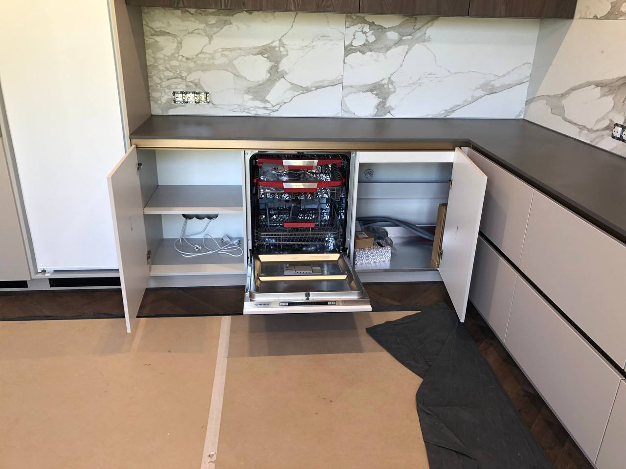 Фото с монтажа |Мебель на заказа: кухни, шкафы и т.д. в Томске. ГУДРУМ — Мебель на заказ в Томске | Кухни | Шкафы | Стулья и Столы