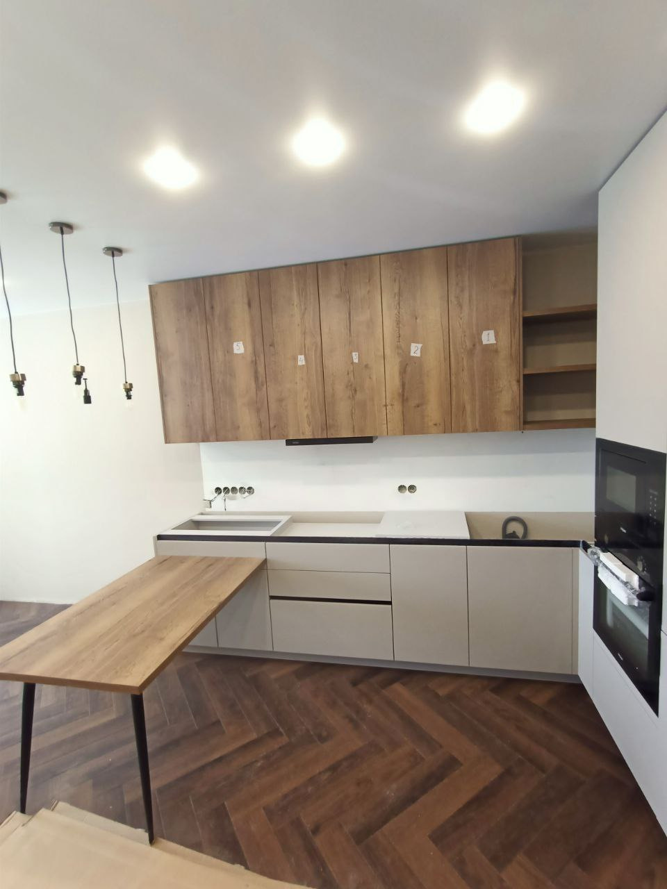 Фото с монтажа |Мебель на заказа: кухни, шкафы и т.д. в Томске. ГУДРУМ — Мебель на заказ в Томске | Кухни | Шкафы | Стулья и Столы