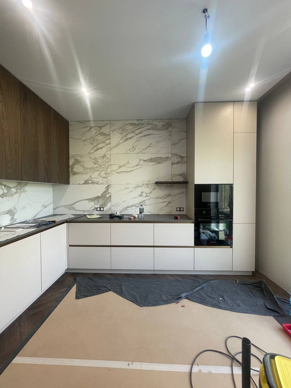 Мебель на заказ в Томске. Кухня поселок Добрый Томск. Прямые фасады на кухне с деревом. Кухни Томск