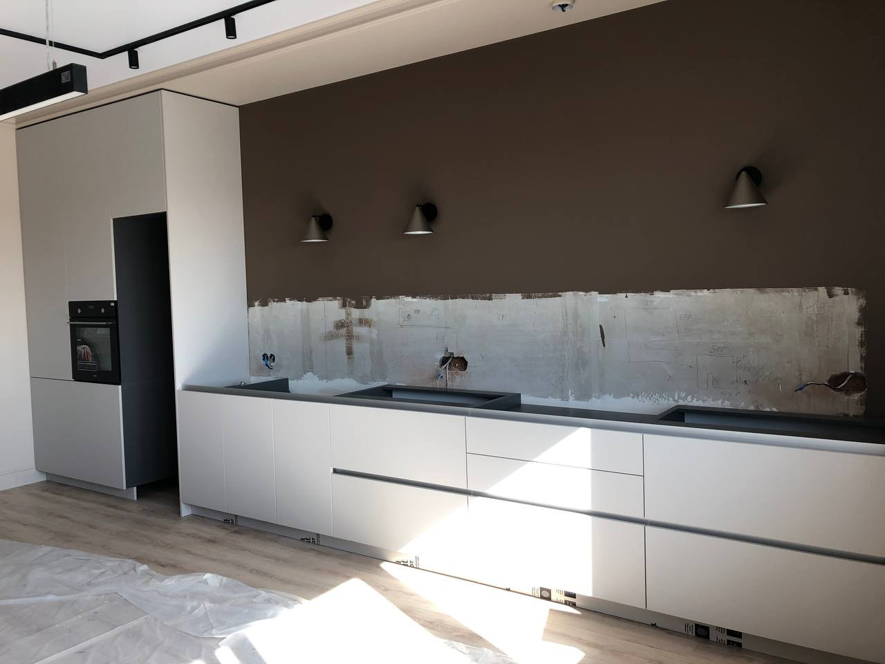 Прямая кухня на заказ в Томске недорого по индивидуальным размерам Корпусная. По дизайн проекту от Анастасии Илюткиной. Диваны, кровати и т.д.