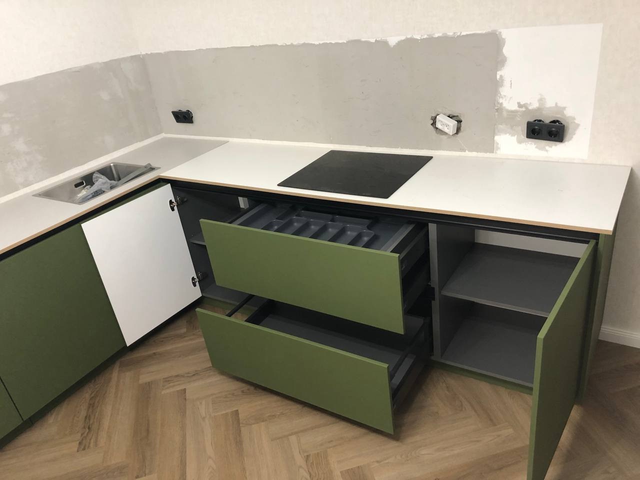 Фото с монтажа |Мебель на заказа: кухни, шкафы и т.д. в Томске. ГУДРУМ — Мебель на заказ в Томске | Кухни | Шкафы | Стулья и Столы