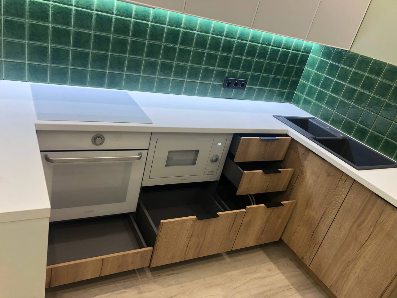 Фото с монтажа |Мебель на заказа: кухни, шкафы и т.д. в Томске. ГУДРУМ — Мебель на заказ в Томске | Кухни | Шкафы | Стулья и Столы