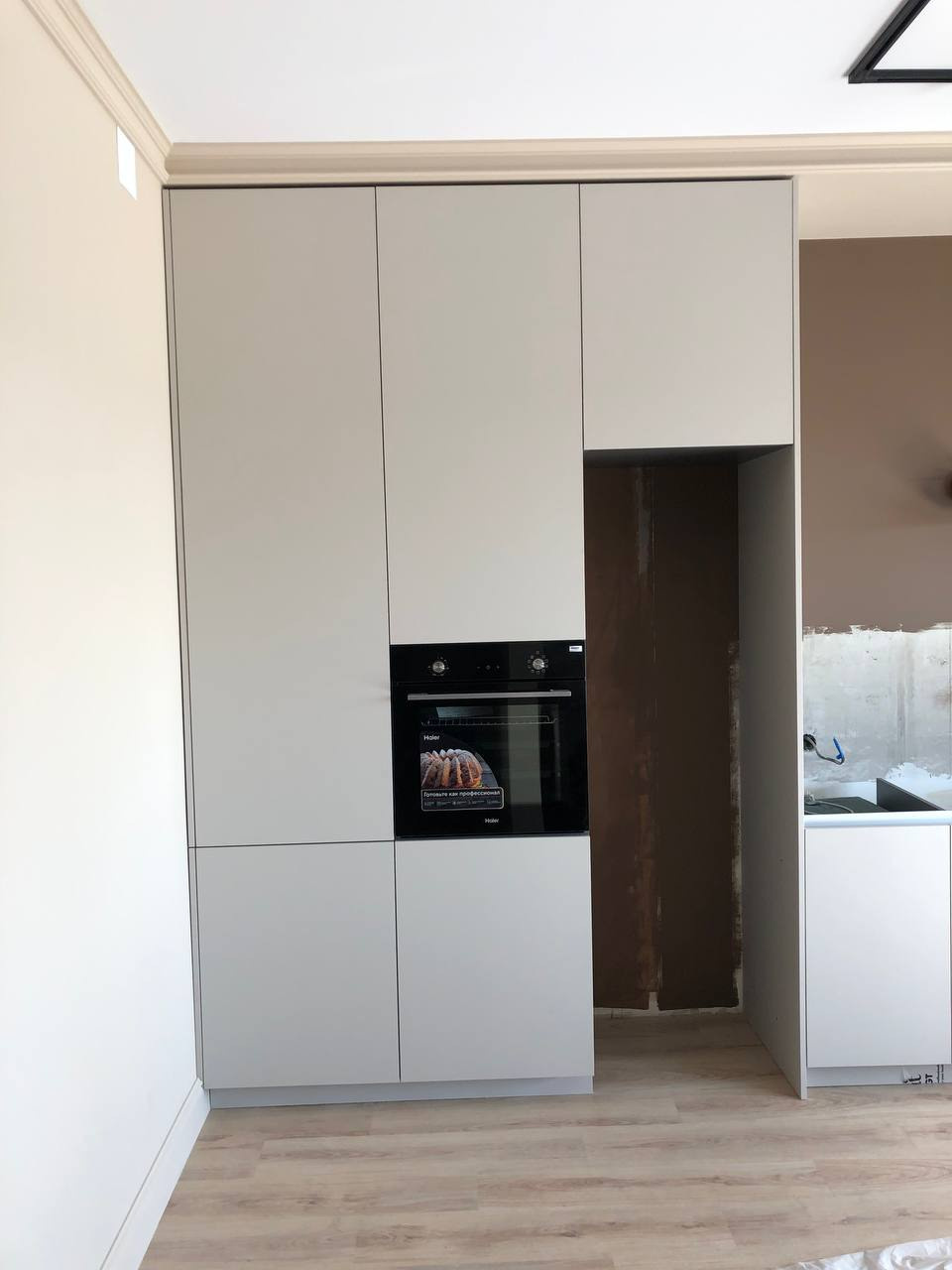 Фото с монтажа |Мебель на заказа: кухни, шкафы и т.д. в Томске. ГУДРУМ — Мебель на заказ в Томске | Кухни | Шкафы | Стулья и Столы