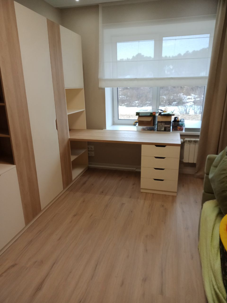 Рабочий стол на заказ в г. Томск. Мебель по индивидуальным размерам от студии ГУДРУМ. Пеналы и стол по дизайн проекту недорого. Диваны, кровати и т.д.