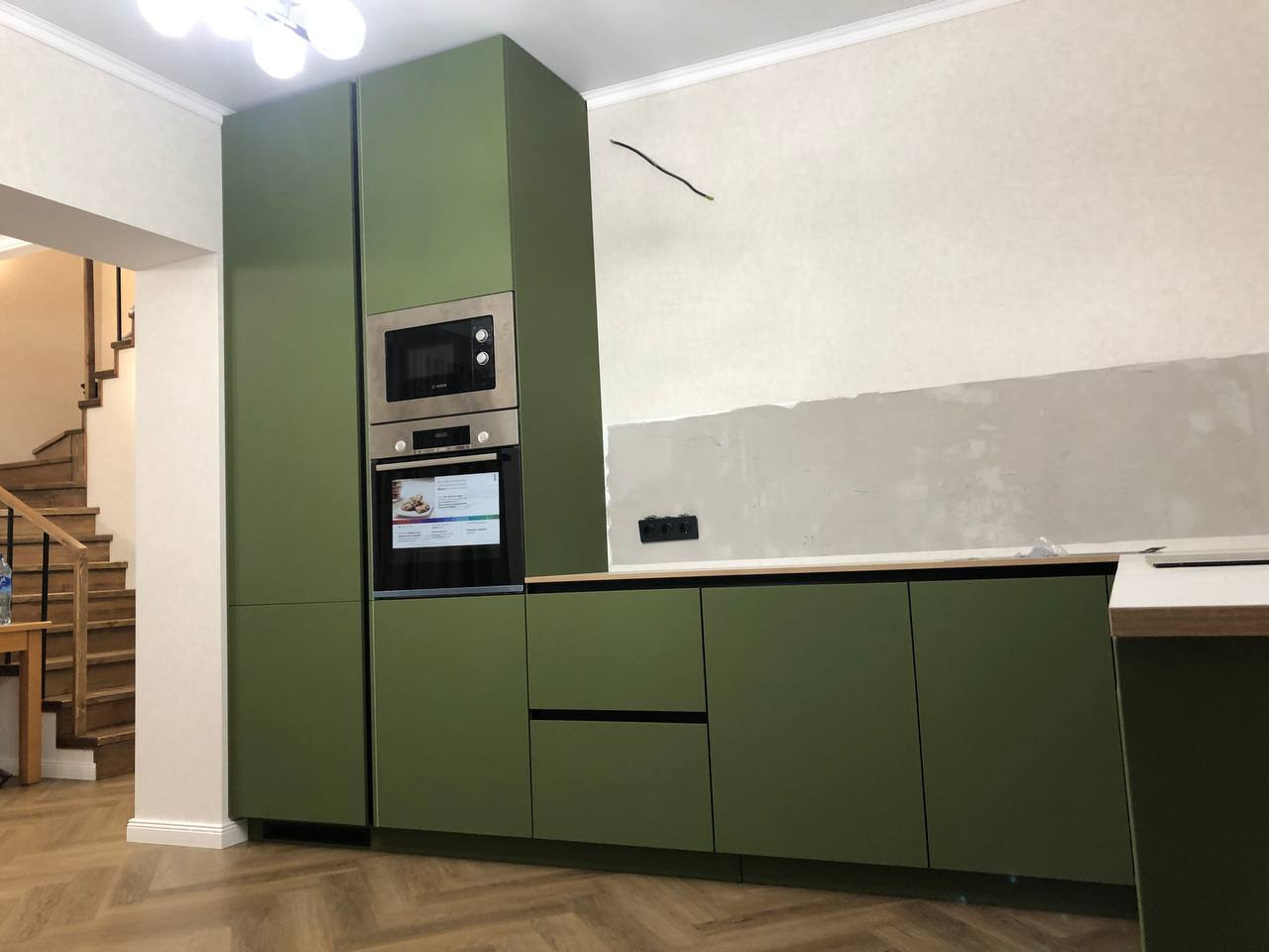 Фото с монтажа |Мебель на заказа: кухни, шкафы и т.д. в Томске. ГУДРУМ — Мебель на заказ в Томске | Кухни | Шкафы | Стулья и Столы