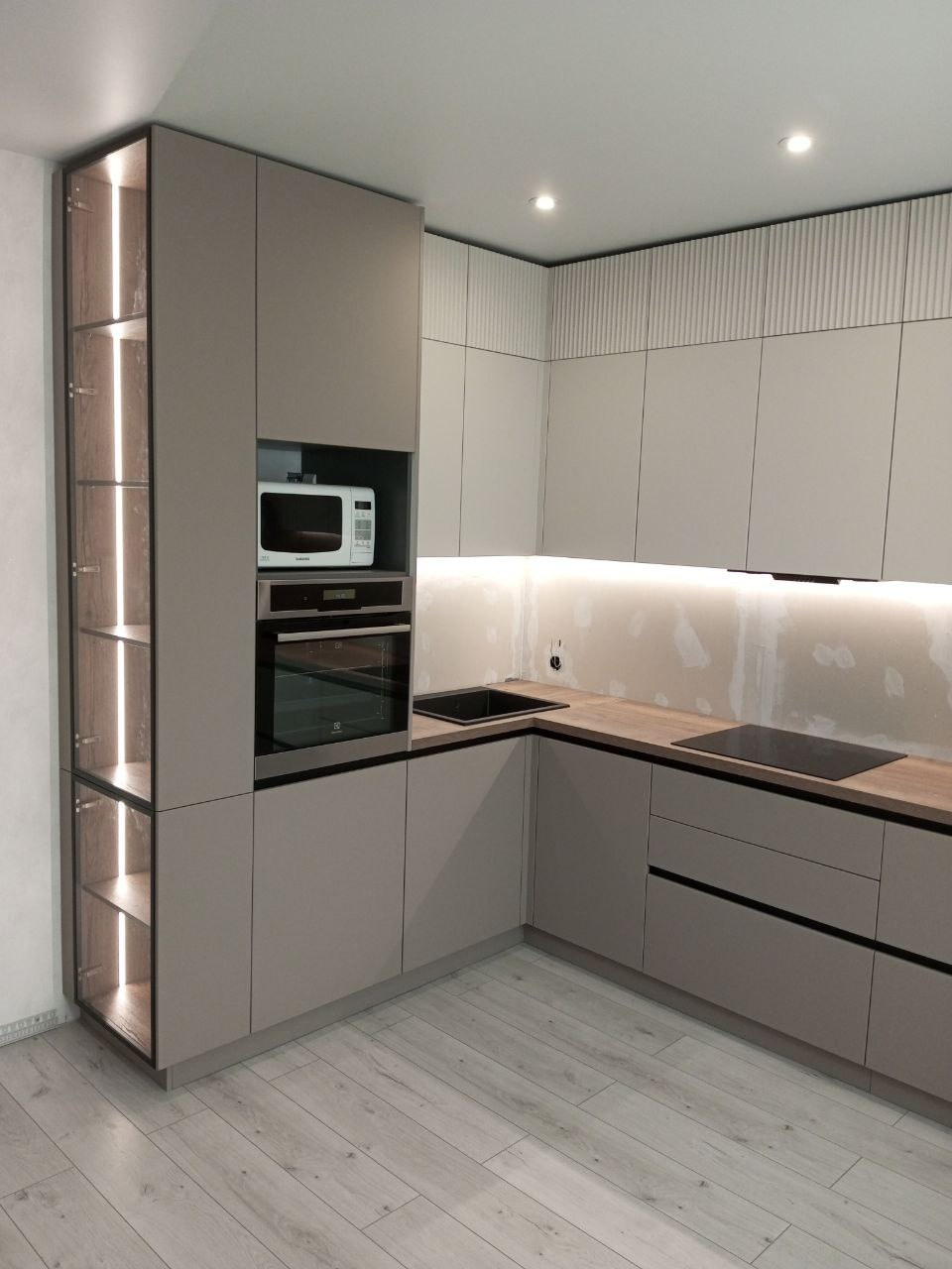 Фото с монтажа |Мебель на заказа: кухни, шкафы и т.д. в Томске. ГУДРУМ — Мебель на заказ в Томске | Кухни | Шкафы | Стулья и Столы