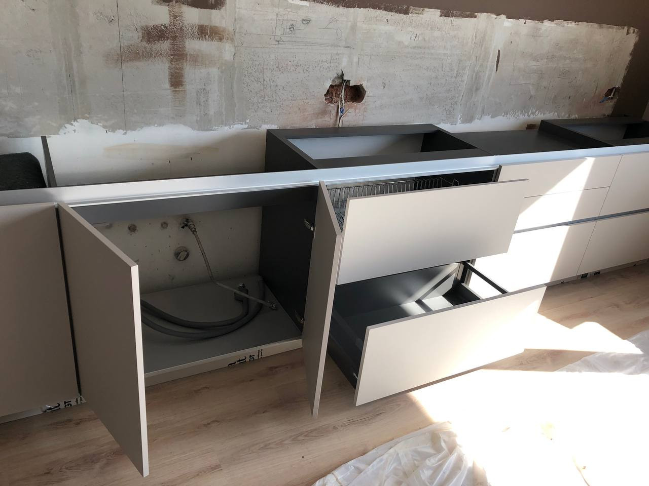 Фото с монтажа |Мебель на заказа: кухни, шкафы и т.д. в Томске. ГУДРУМ — Мебель на заказ в Томске | Кухни | Шкафы | Стулья и Столы