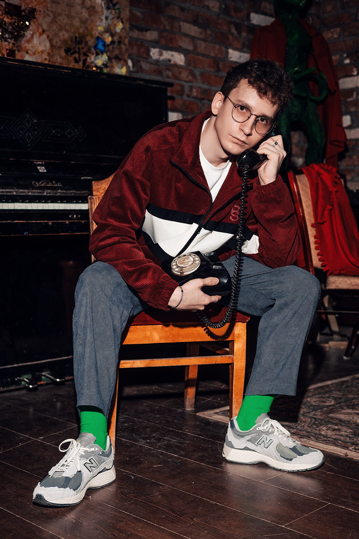 Выездная мужская съемка в Казани, позирование с телефоном