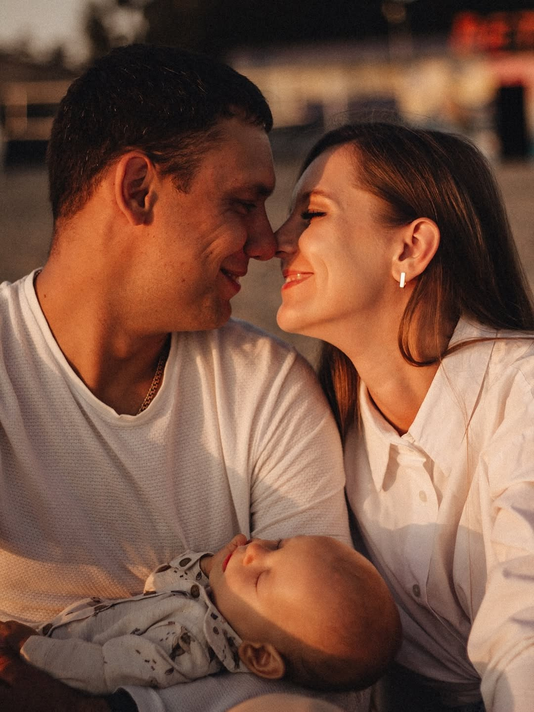 Счастливая семья на прогулке в парке, Новосибирск