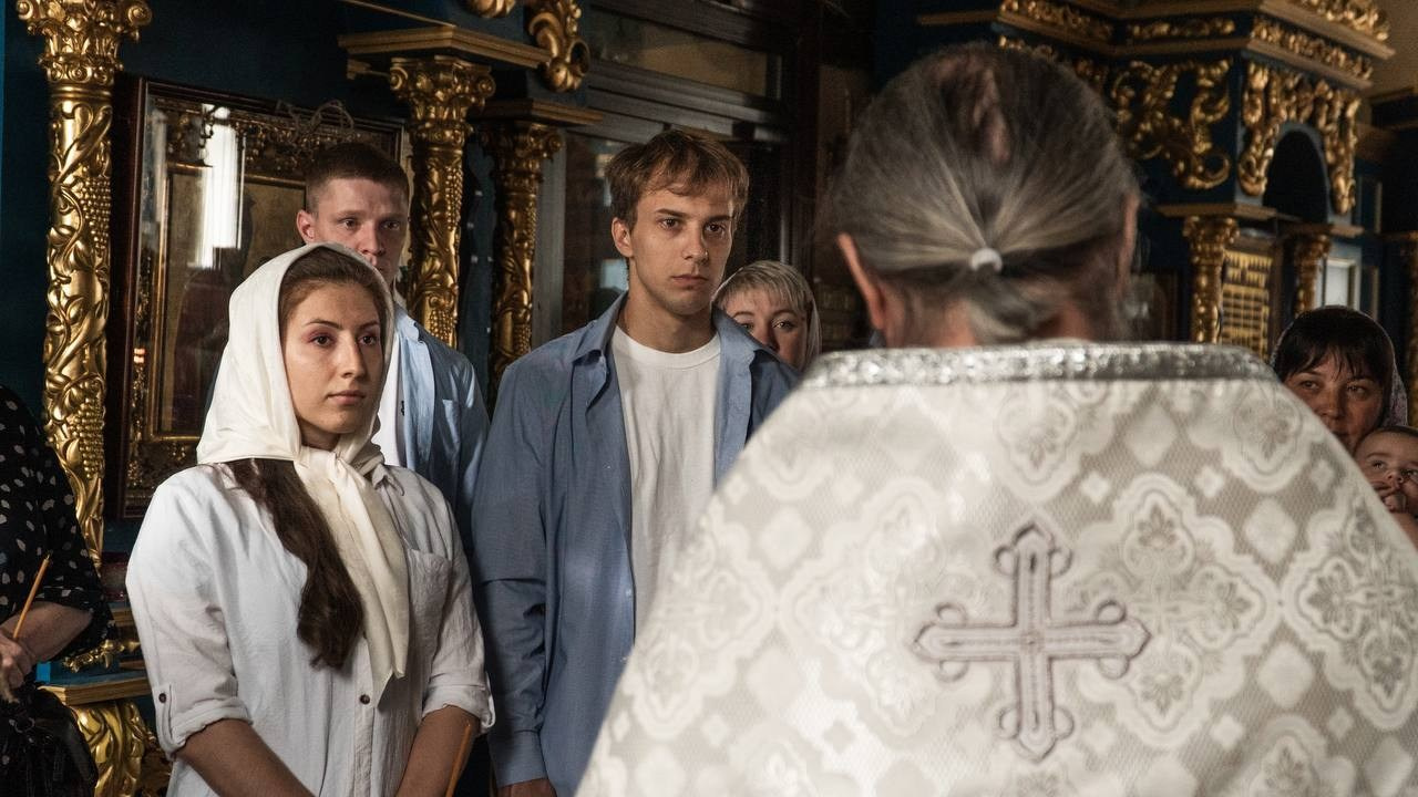 Репортажная съемка обряда Крещения: батюшка читает молитву