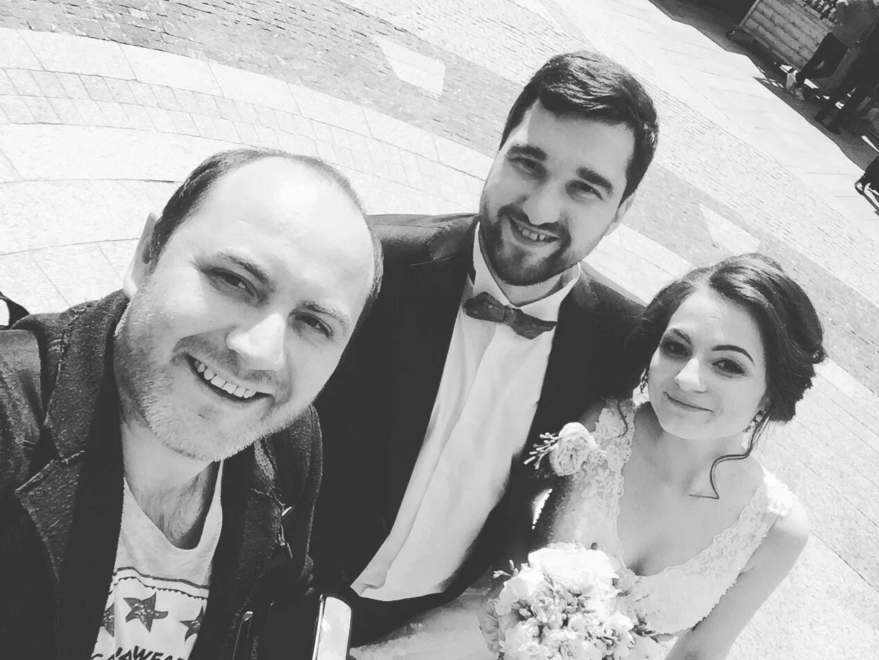 Фотограф в кадре — на протяжении уже 10 лет, по традиции делаю обязательно фото с молодыми!. Свадебный фотограф Александр Абрамов Москва / Зеленоград