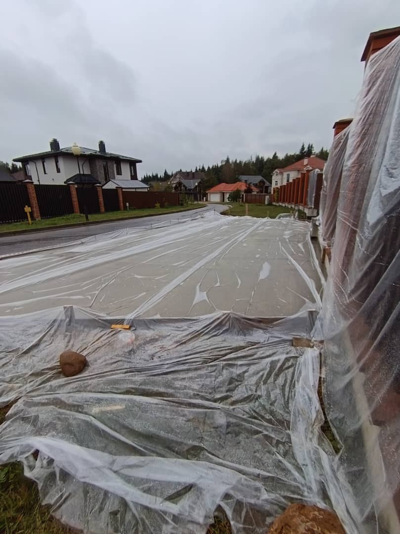 Заливка бетонной площадки у дома — прочное основание для парковки или террасы. Ровная поверхность и чёткие края — готово к дальнейшему благоустройству.