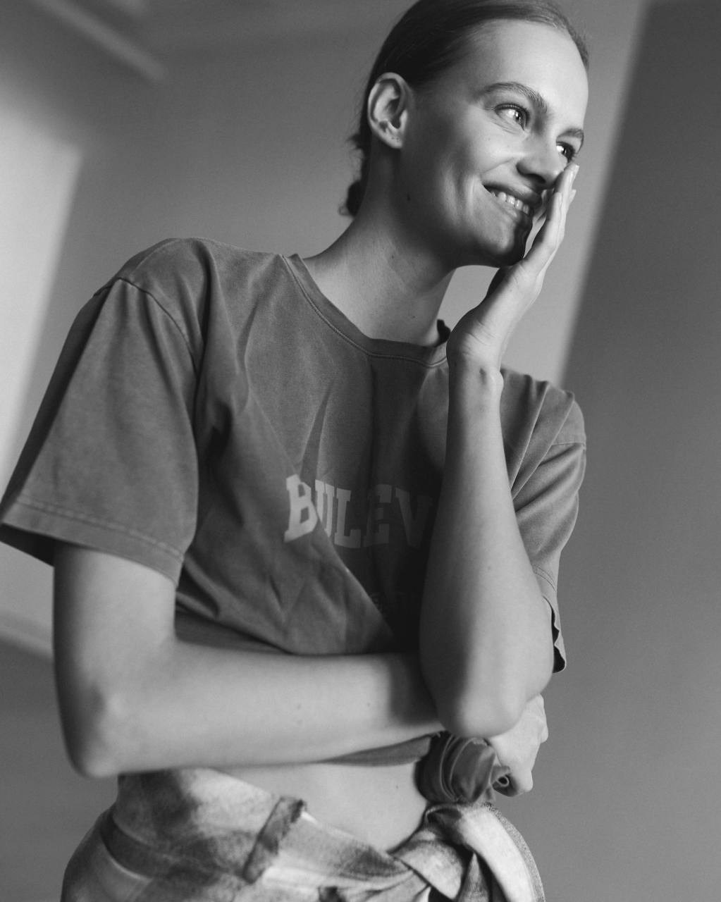 Модельные тесты Вики — чёрно-белый портрет, улыбка, мягкий свет