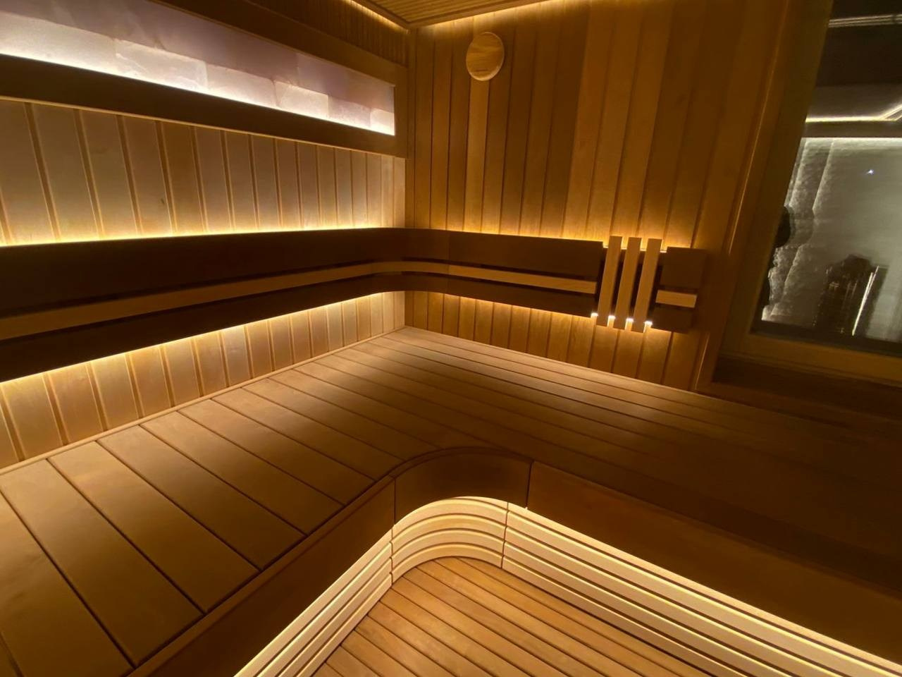 Сауна в Никольском полностью выполнена из тёплой термоольхи и наполнена природной силой можжевельника, белого кварцита и гималайской соли. SaunaTopMasters