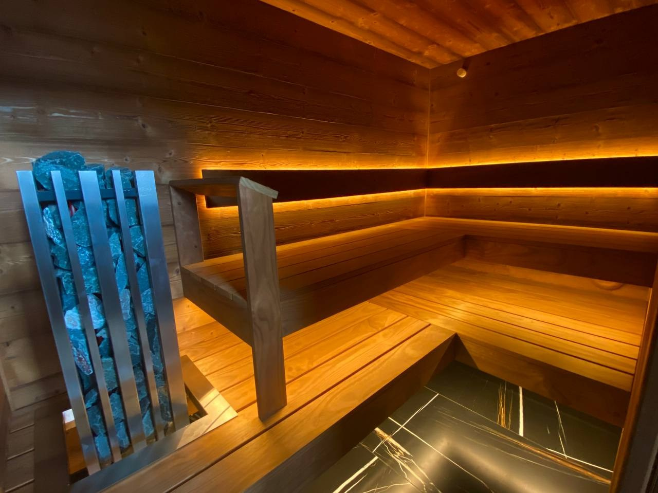 Сауна для VitaLine SPA в Рощино. Стены и потолок из ШАЛЕ, полог из новозеландской термососны. Сердце сауны- IKI Monolith. SaunaTopMasters