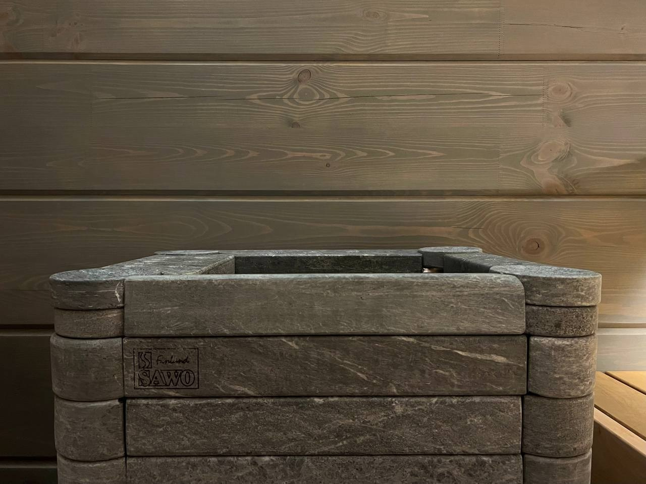 Парная в Орлино: рейка из термоольхи, каменка Sawo Nimbus и можжевеловое панно среди звёздного неба. SaunaTopMasters