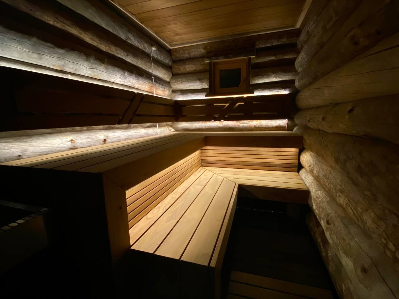 Парная в Низино: стены из Kelo, термоольховые полки в два уровня и дизайнерский подспинник с мягкой LED-подсветкой. SaunaTopMasters