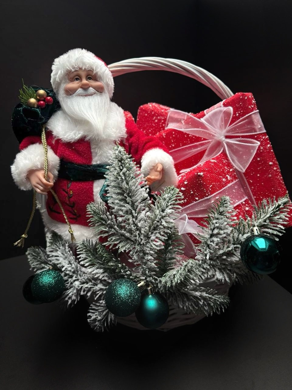 Новогодняя корзина. Студия подарочных наборов «Владия»