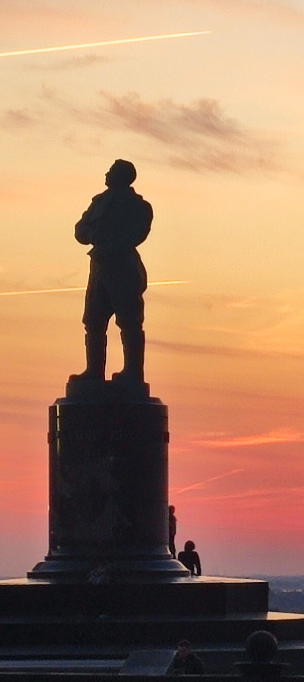 памятник Валерию Чкалову на закате