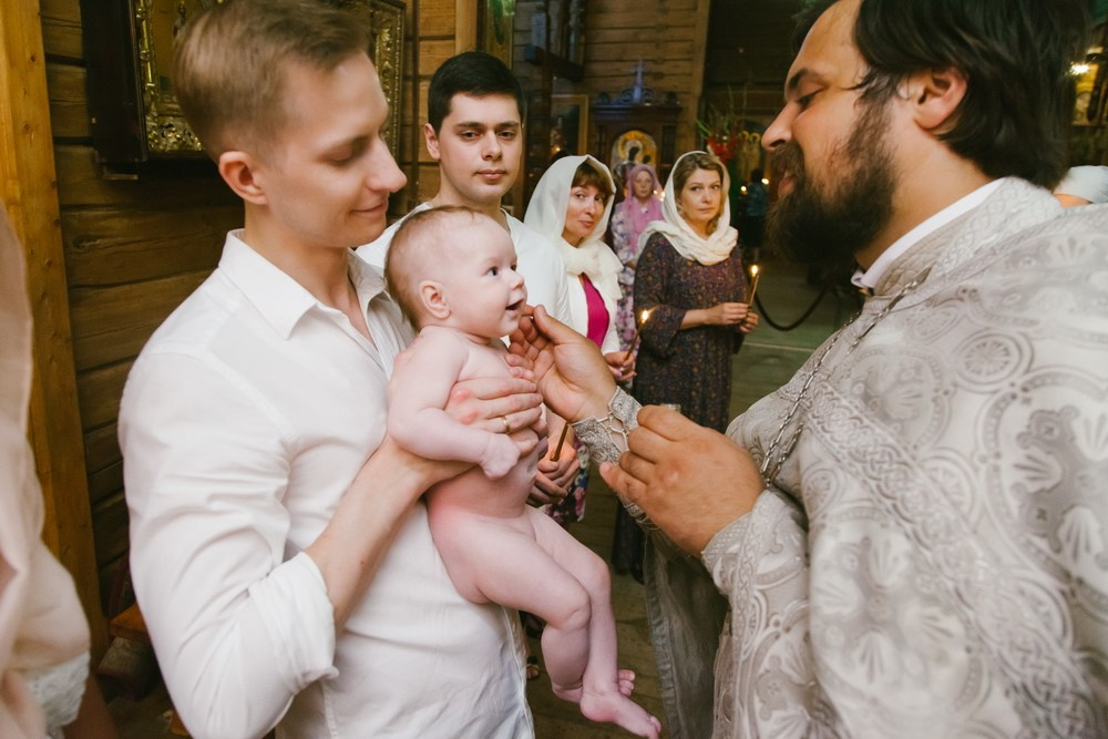 Крещение Церковь Иконы Божией Матери Казанской. Вырица. Фотограф на крещение в Санкт Петербурге