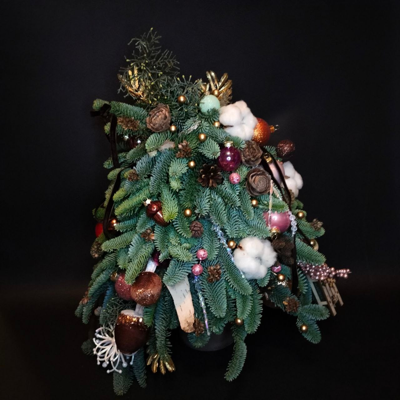 Авторская, "пьяная ёлочка". Декор подобран под интерьер заказчика. Возможно похожее исполнение в иной цветовой гамме