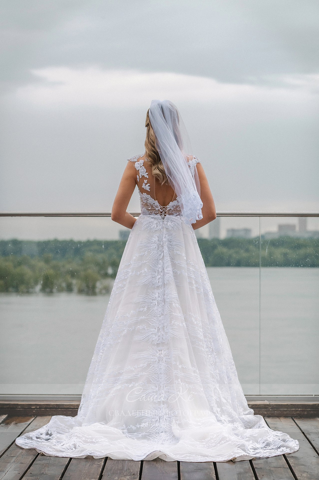 Свадебная фотосессия A&N в дождливую и пасмурную погоду в Новосибирске от профессионального фотографа Саши Кё. Свадебный, семейный и event фотограф в Новосибирске и Новосибирской области Саша Кё