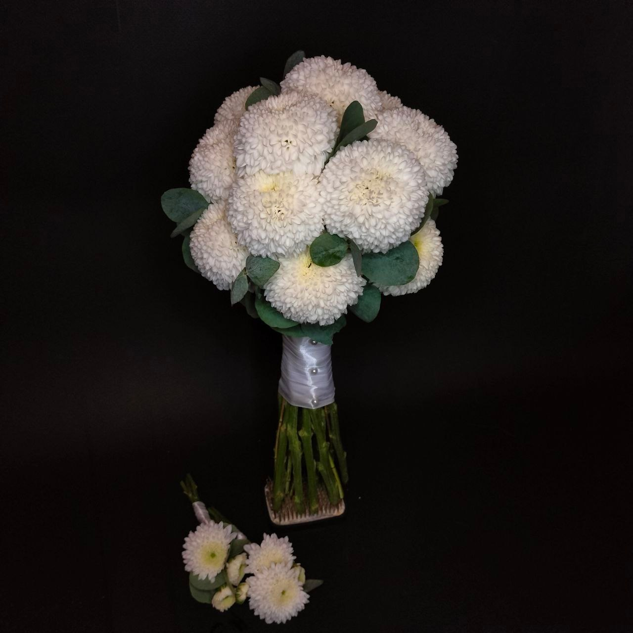 Букет для невесты из хризантем "супер боул".  Букет невесты на заказ, букет для невесты Москва, свадебный флорист, флорист на свадьбу, сборка букета на свадьбу, ручная работа, букет для невесты ручной работы, букет невесты ручной работы . бутоньерка жениха в подарок, авторский букет для невест, классический букет невесты