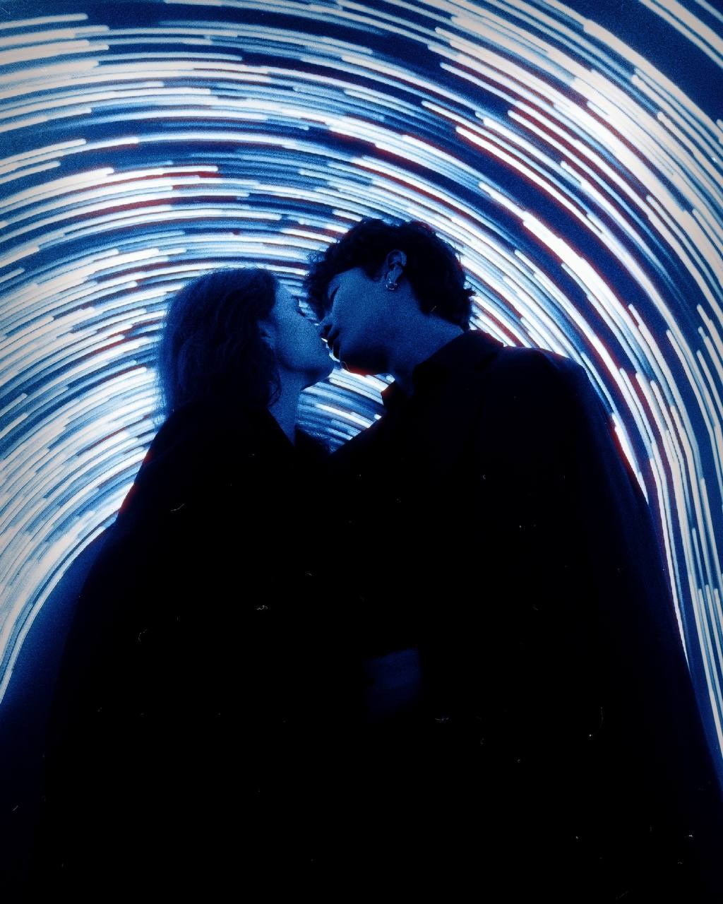 Coppia di ripresa. Fotografo a Mosca con un’atmosfera notturna di foto