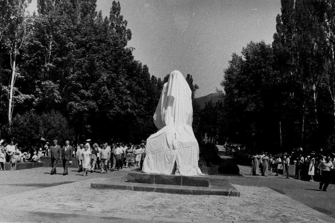 Памятник Лермонтову. Фотоальбом истории города Лермонтов