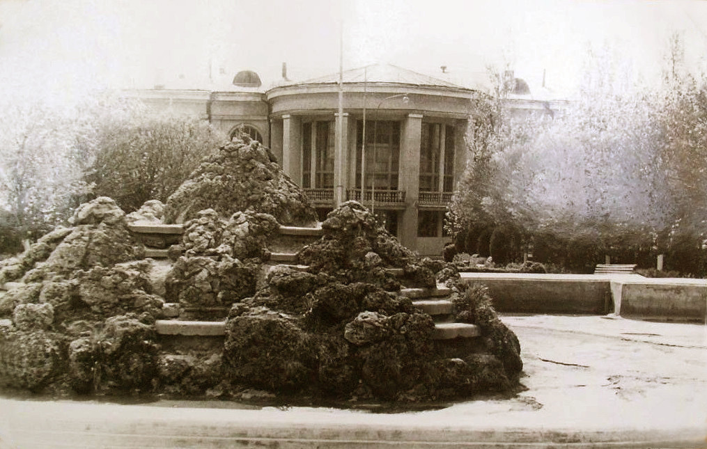 Памятник Лермонтову. Фотоальбом истории города Лермонтов