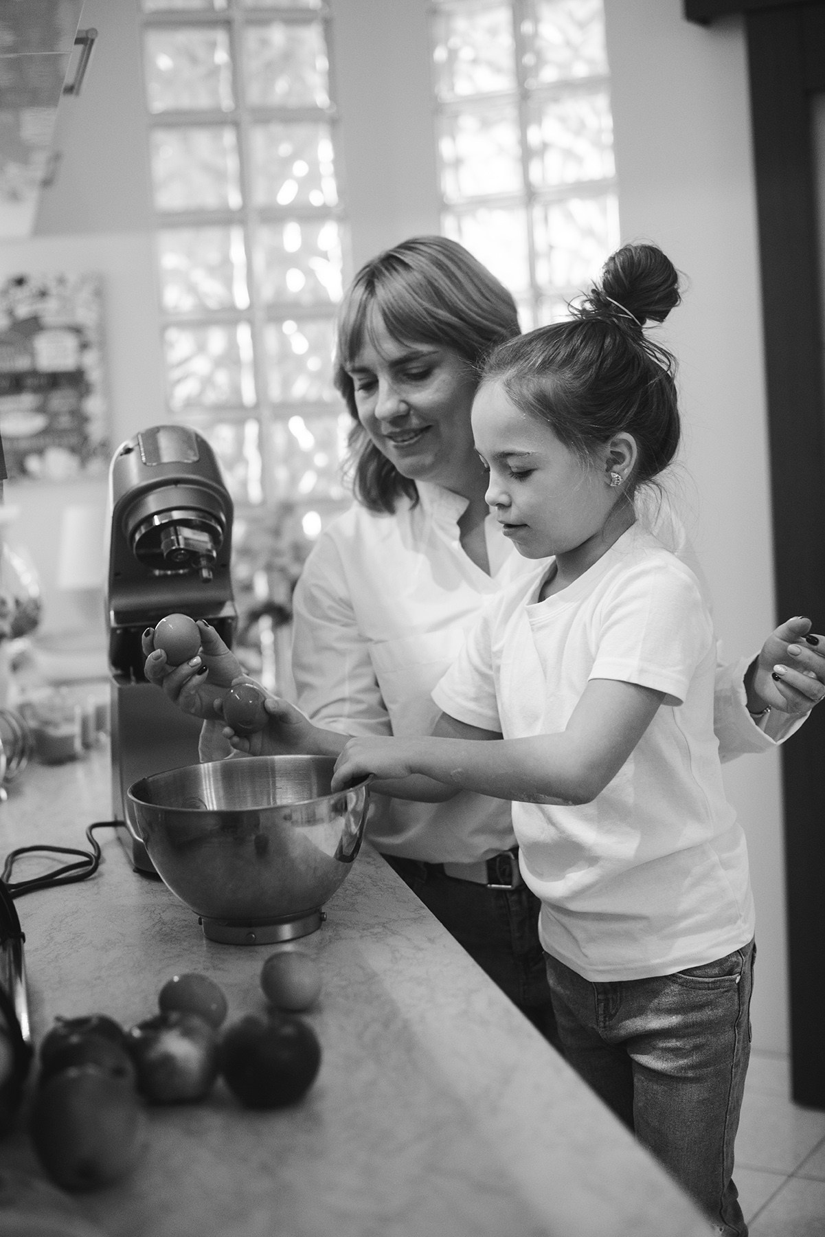 Family photo shoot at home , mom and daughter are cooking,  Photographer Elena Carruthers, Scotland