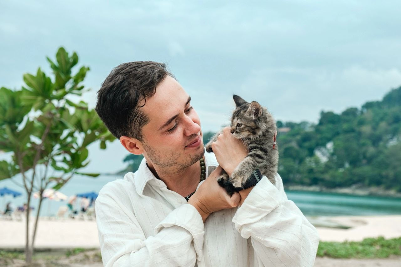 Мужская фотосессия Пхукет фотограф брутальная мужественная пляж Ката Карон Найхар Сурин Панва Майкао Бонгтаю идея место образ позы пример фото  заказать цена стоимость описание забронировать бизнес портрет котёнок нежность