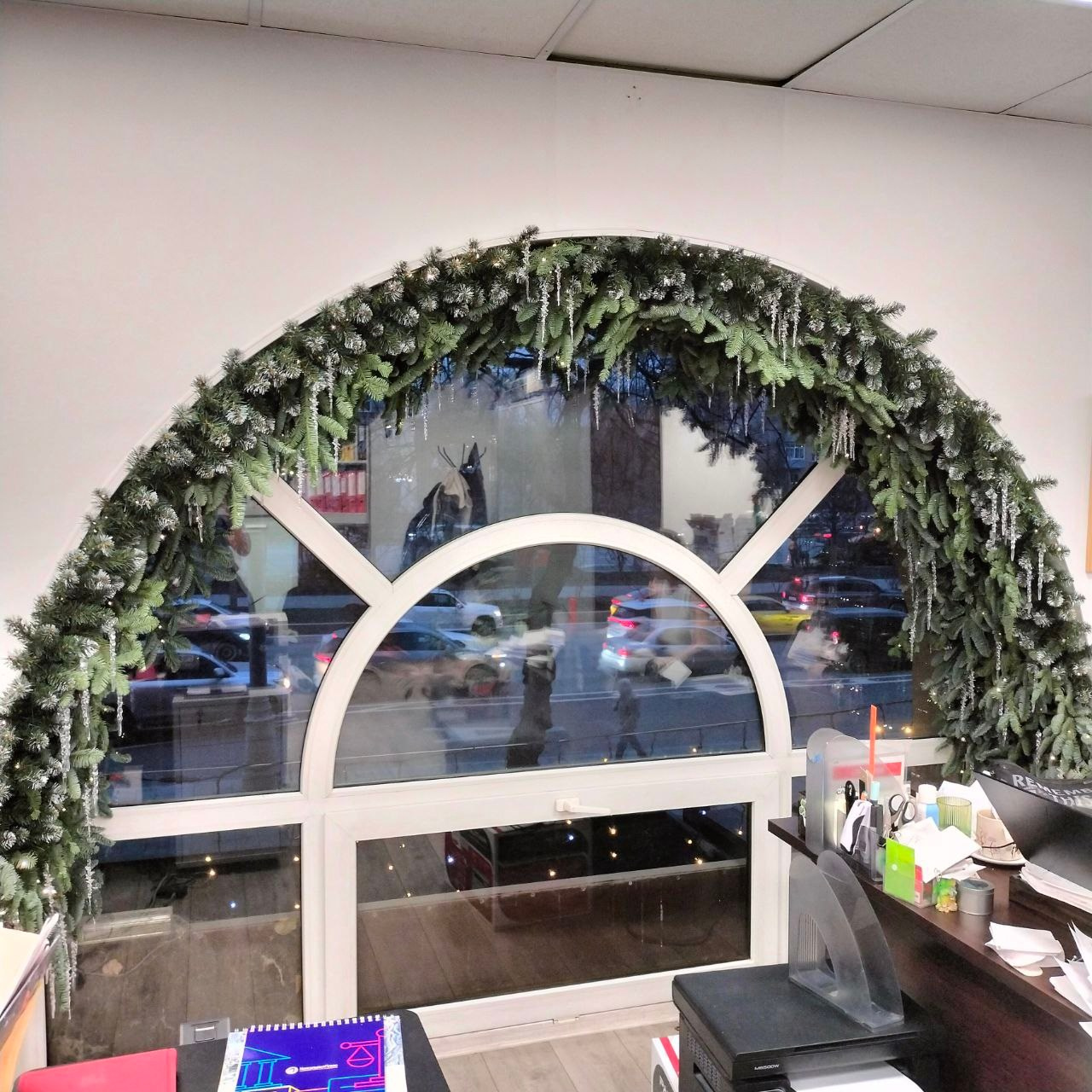 Украшение окна миксом натуральной и искусственной хвои, гирляндой роса и сосульками