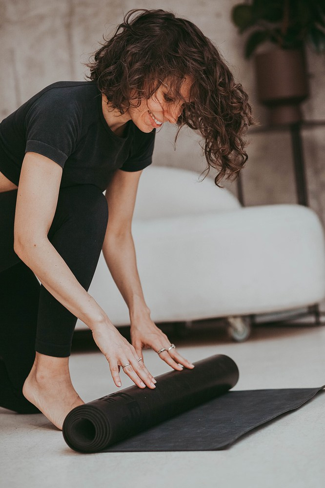 Девушка готовится к тренировке