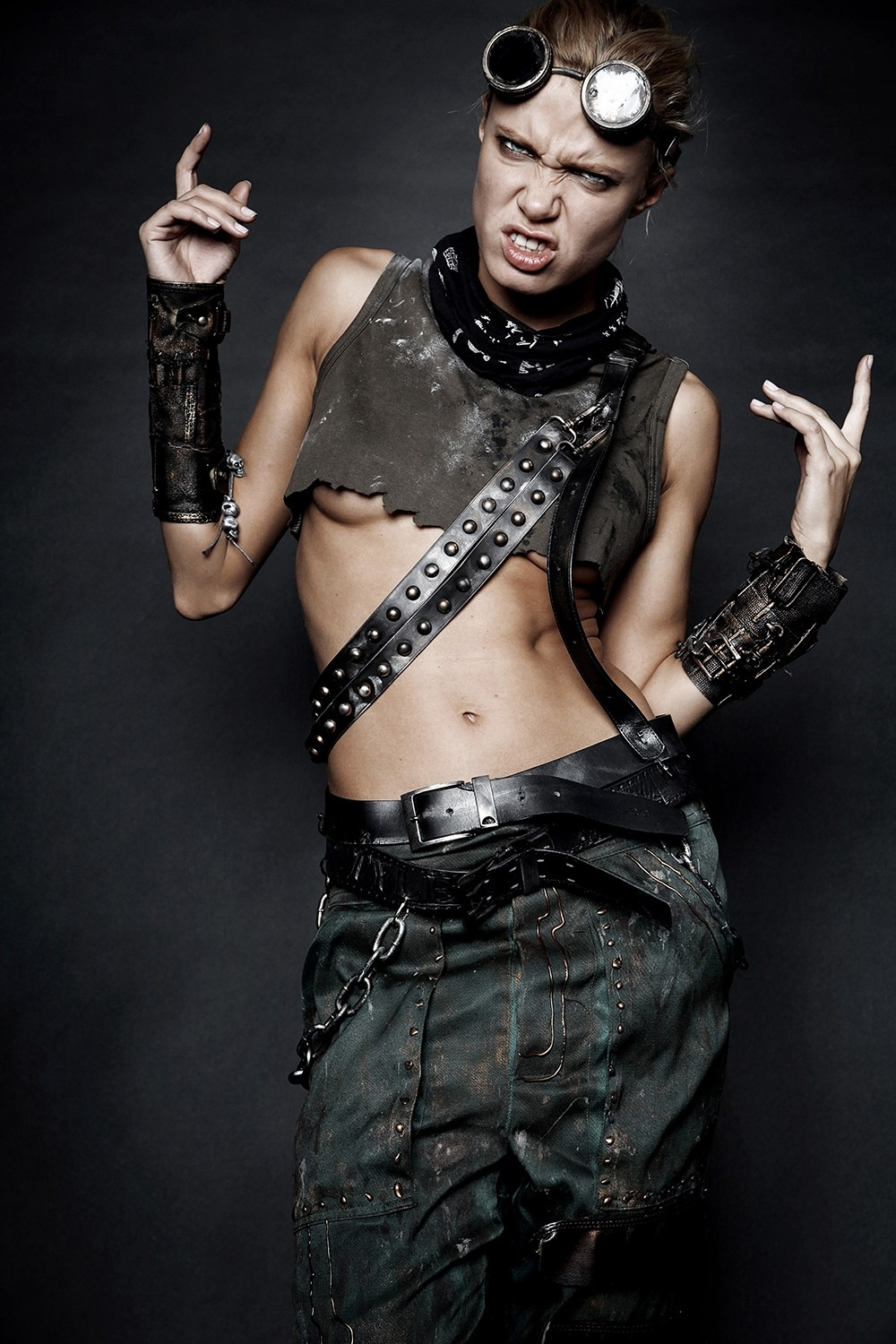 Съемка перед выходом игры  "MAD MAX", использовались костюмы и  машина которые затем  появились на стенде  игры.