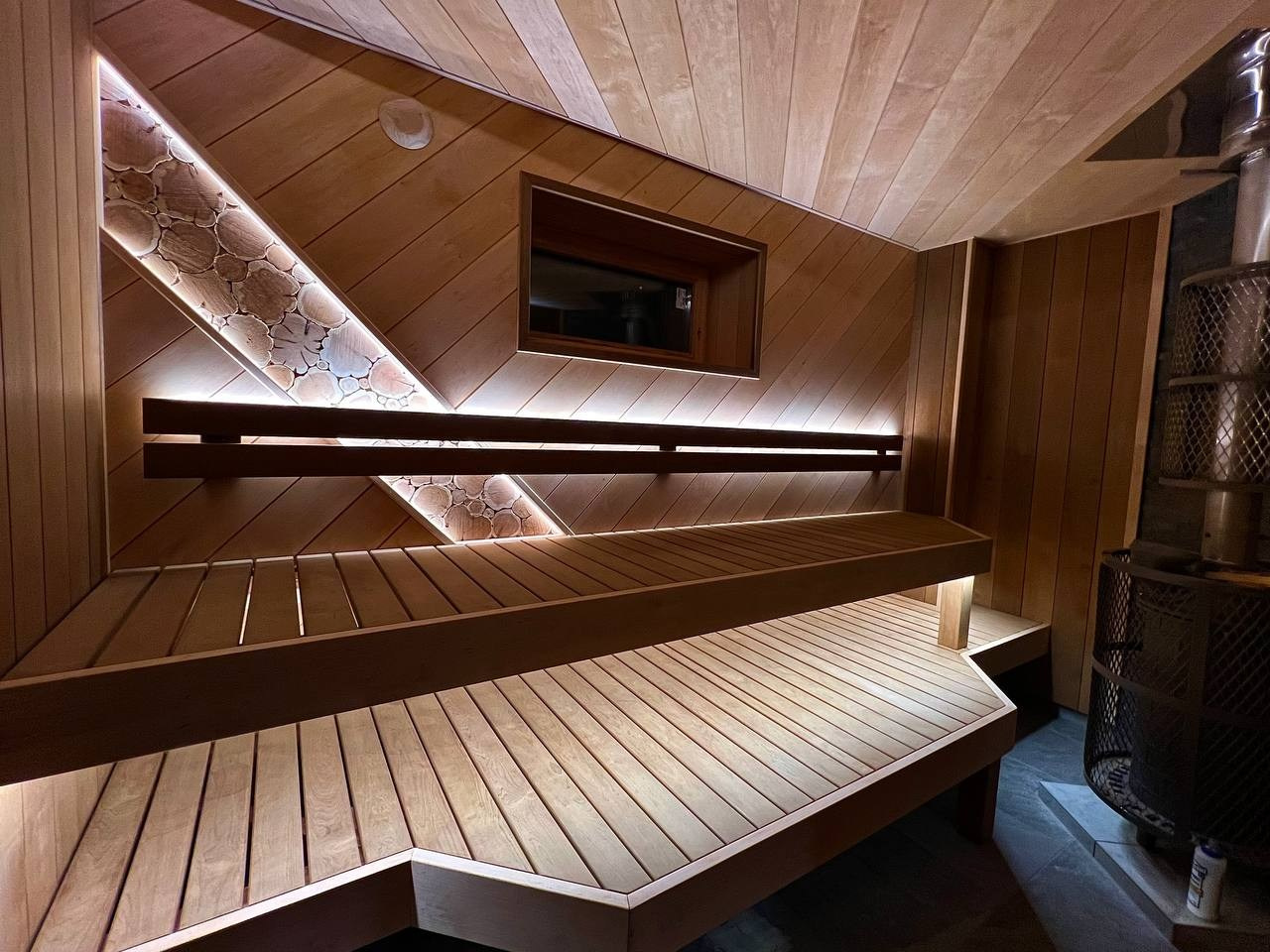 Диагональная баня в Отрадном. В помещение парной встроена отдельная инфракрасная кабина. Смелое и уникальное решение. SaunaTopMasters