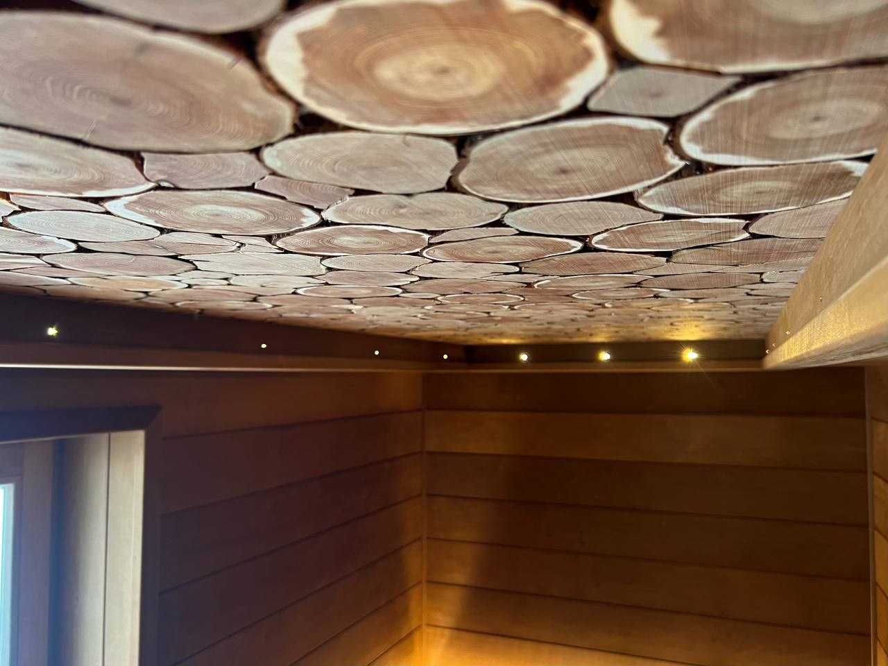 Сауна в Румболово из ольхи на базе электрокаменки IKI Monolith. С добавлением оптоволокна и светодиодных лент производителя Harvia. SaunaTopMasters