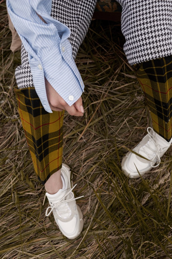 Фото коленей девушки на поле ракурс сверху в штанах