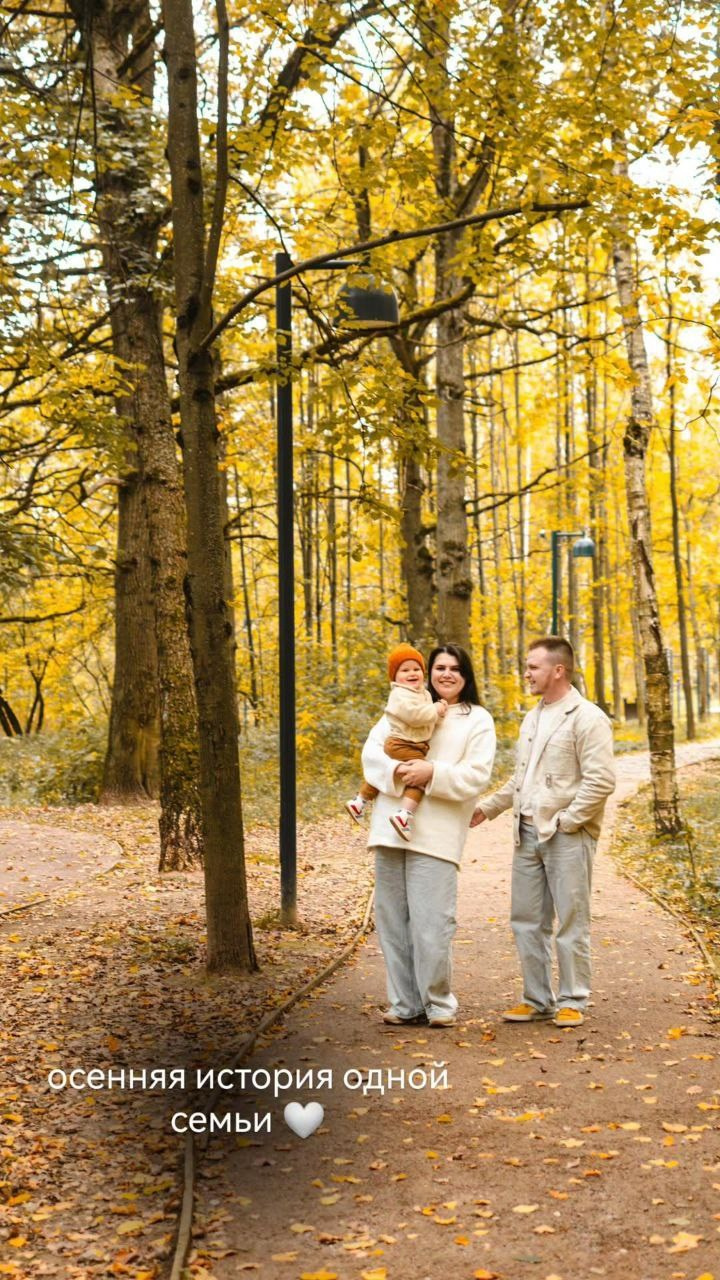 Полный кадр семьи, идущей по аллее с осенними деревьями, осень. парк, дети, фотосессия семьи