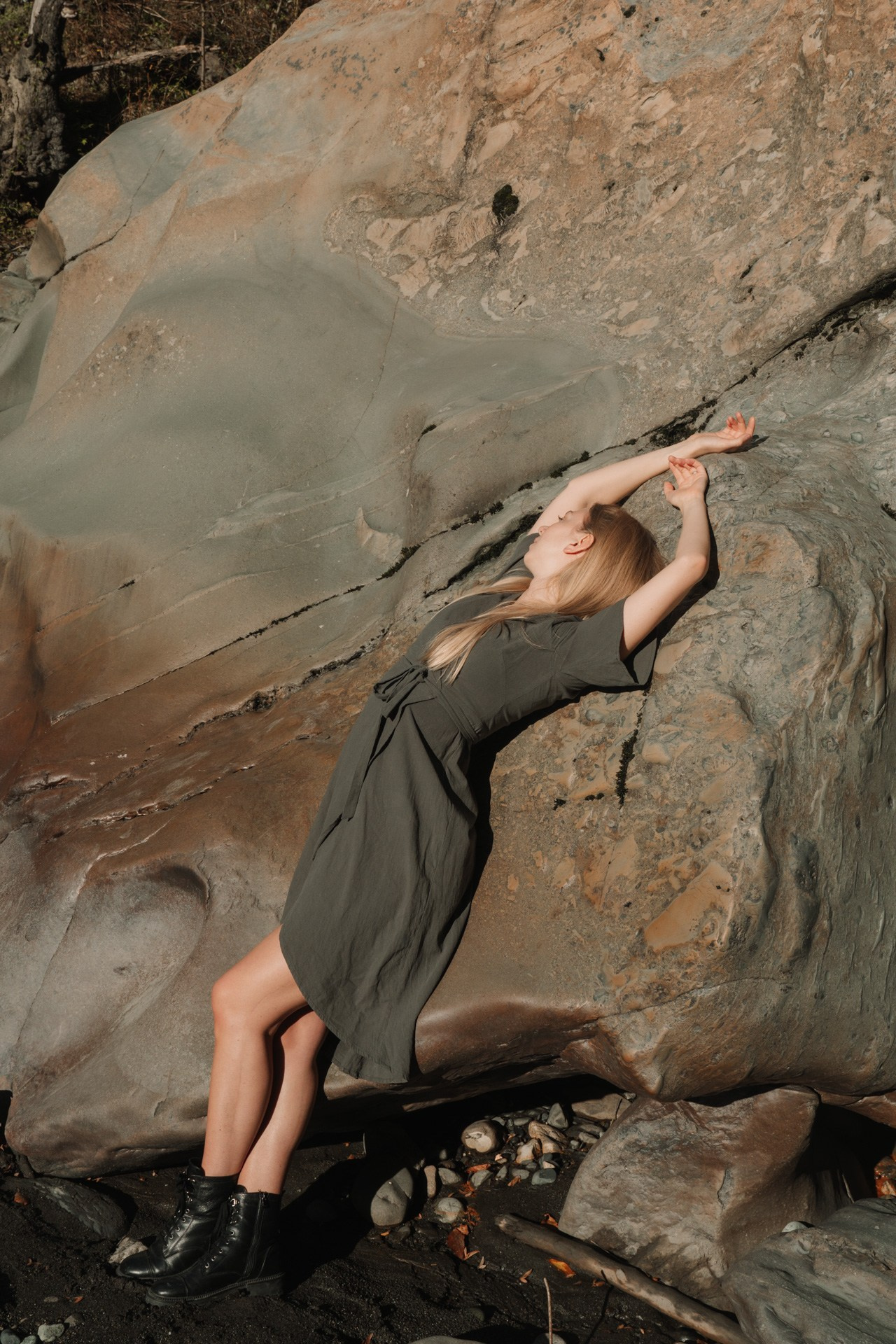 В полный рост кадр девушки облокотившиеся на камень