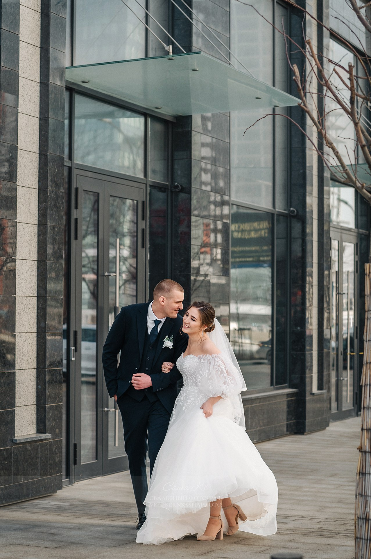 Как заказать фотографа на свадьбу? Просто выберите подходящего мастера и забронируйте день через сообщение. Саша Кё поможет вам с выбором формата съемки.