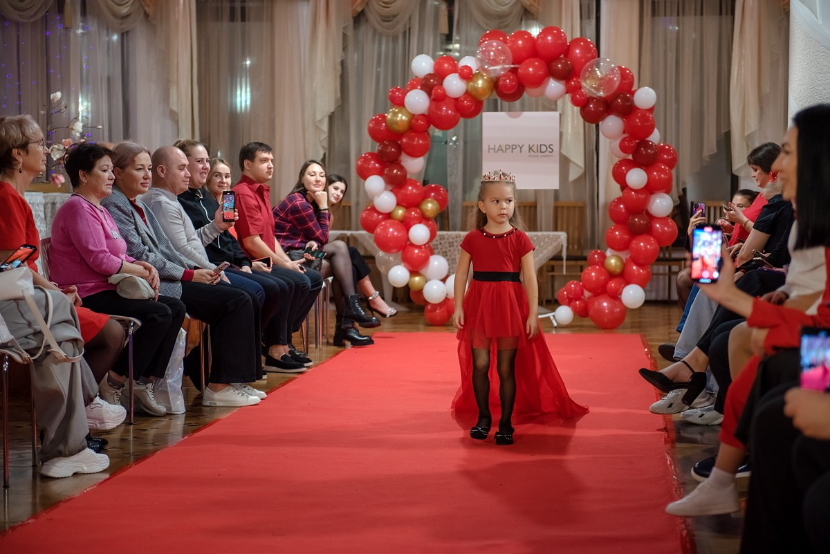 Выпускной в детской школе моделей HAPPYkids 2024. Семейный и коммерческий фотограф в Сочи Александр Бодунов